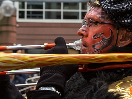 carnevale, mossa, stili di vita, adulto, persone reali, ritratto, persone, colpo alla testa, uomini, attività di svago, giovane adulto, guardando lontano, adulto maturo, due persone, abbigliamento casual, analizzare, cercare, guardare, all'aperto, donne, seduta, architettura, acconciatura, contemplazione, 4K, CC0, dominio pubblico, privo di copyright
