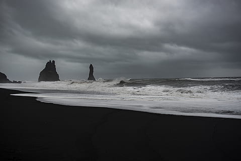 iceland - 3, strand kysten, klippeformationer, island, Sky, overskyet, strand, sort sandstrand, hav, natur, bølge, storm, vand, landskab, scenics, kystlinje, sky - himmel, himmel, udendørs, rock-objekt, Atlanterhavet, ingen mennesker, sort og hvid, cloudscape, jord, scenics - natur, bevægelse, horisont, horisont over vand, skønhed i naturen, surfing, vandsport, sport, sand, 5K, CC0, offentligt domæne, royaltyfrie