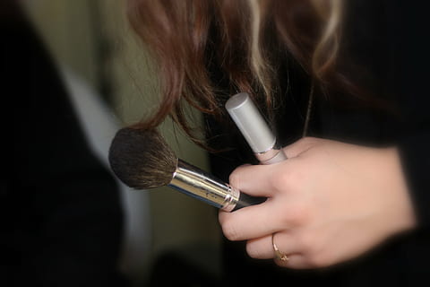 Frau, halten, schwarz, braun, Make-up Pinsel, bilden, Bürsten, Bürste, weiblich, menschliche Hand, menschliches Körperteil, Hand, Erwachsene, Menschen, Nahansicht, drinnen, Besetzung, selektiver Fokus, Haar, Arbeiten, Frauen, Frisur, Vorbereitung, Schönheit, Körperteil, Finger, Kämmen, 5K, CC0, gemeinfrei, lizenzfrei