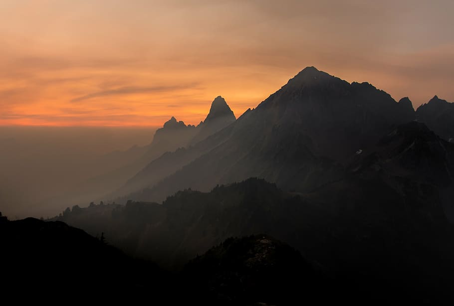 silhuet, bjerg, gylden, time, rækkevidde, solnedgang, toppe, topmøde, top, landskab, natur, udsigt, naturskøn, udendørs, tåge, rolig, alpine, høj, ødemark, ingen mennesker, himmel, sky - himmel, skønhed i naturen, bjergkæde, scenics - natur, rolig scene, miljø, ro, sol, bjergtop, idyllisk, ikke-urbane scene, 5K