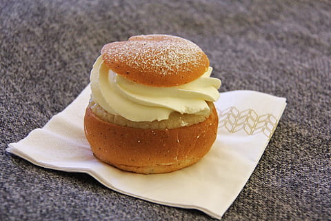 brød, frokost, kake, søt, kremete, kjempegod, nydelig, svensk, te tid, søt mat, mat og Drikke, dessert, mat, overbærenhet, friskhet, klar til å spise, nærbilde, stilleben, usunn mat, ingen folk, innendørs, fristelse, fokusere på forgrunnen, bord, bakt, tallerken, muffin, makron, matbit, 2K, CC0, offentlig domene, opphavsrett gratis