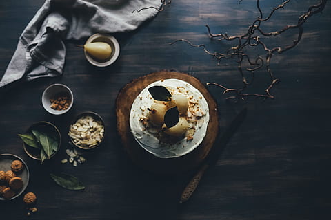 briose, nuci, frunze, negru, masa, pere, decor, fruct, rustic, lemn, maro, epocă, hrănitor, alimente, mancare si bautura, prospeţime, direct deasupra, nici o persoana, vedere în unghi mare, în interior, natură moartă, băutură, gustare, mâncat sănătos, gata să mănânce, bunăstare, mănâncă ustensile, sticlă, castron, ceașcă, produs lactat, pahar de băut, ispită, 4K, CC0, domeniu public, fără drepturi de autor