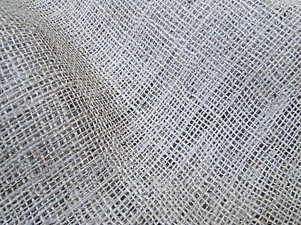fotografia tèxtil gris, gris, tèxtil, foto, arpillera, aspre, macro, textura, fibra, teixit, material, patró, natural, drap, bronzejat, beix, fons, porós, biodegradable, marc complet, efecte texturat, metall, cap gent, primer pla, resum, repetició, estructura construïda, dia, disseny, a l'interior, forma, vista d’angle alt, natura morta, funció de construcció de parets, color plata, cuir, acer, aliatge, 2K, CC0, domini públic, lliure de regalies