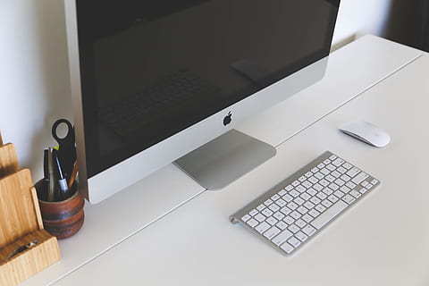 æble, skrivebord, kontor, computer, desktop, hjemmekontor, imac, tastatur, mus, arbejdsområde, teknologi, computerudstyr, computer tastatur, bord, desktop pc, computerskærm, computermus, meddelelse, møbel, indendørs, forretning, ingen mennesker, forbindelse, trådløs teknologi, internet, pen, arbejder hjemme, 5K, CC0, offentligt domæne, royaltyfrie