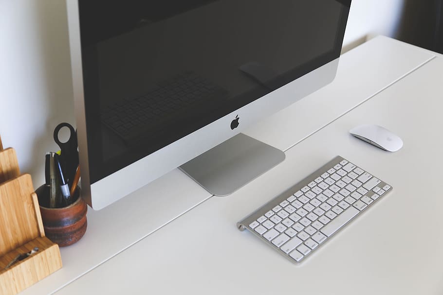 Mela, scrivania, ufficio, computer, del desktop, ufficio a casa, imac, tastiera, topo, spazio di lavoro, tecnologia, attrezzatura informatica, tastiera del computer, tavolo, computer fisso, schermo del computer, mouse del computer, comunicazione, mobilia, in casa, attività commerciale, nessuno, connessione, tecnologia wireless, Internet, penna, lavorare a casa, 5K