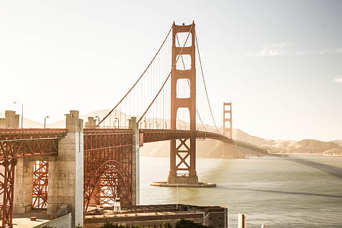 Golden Gate Bridge, ponte, fiume, cavo, costruzione, Stati Uniti d'America, posto famoso, ponte - struttura fatta dall'uomo, California, Contea di San Francisco, ponte sospeso, New York City, architettura, skyline urbano, paesaggio urbano, San Francisco, California, destinazioni di viaggio, cielo, città, struttura costruita, brooklyn - new york, manhattan - new york city, nessuno, viaggio, scena urbana, punto di riferimento internazionale, giorno, all'aperto, posizioni di viaggio, mare, connessione, mezzi di trasporto, acqua, ingegneria, turismo, natura, baia, 4K, CC0, dominio pubblico, privo di copyright
