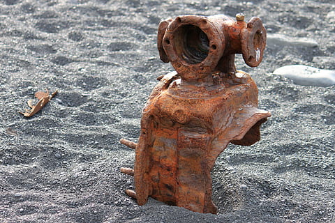 Wrack, Strand, Rost, Schrott, Stein, Metall, Wrack, Strand, keine Leute, draußen, rostig, Wasser, Tag, Sand, Ablehnen, Verschlechterung, Land, Natur, High Angle View, Feuerhydrant, verlassen, alt, heruntergewirtschaftet, verwittert, Nahansicht, Fokus auf den Vordergrund, Maschinenventil, Verschmutzung, 4K, CC0, gemeinfrei, lizenzfrei
