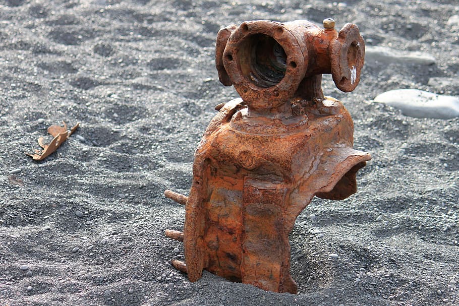 Wrack, Strand, Rost, Schrott, Stein, Metall, Wrack, Strand, keine Leute, draußen, rostig, Wasser, Tag, Sand, Ablehnen, Verschlechterung, Land, Natur, High Angle View, Feuerhydrant, verlassen, alt, heruntergewirtschaftet, verwittert, Nahansicht, Fokus auf den Vordergrund, Maschinenventil, Verschmutzung, 4K