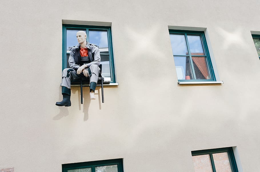 Mannequin, Fenster, Objekte, andere, gebaute Struktur, Männer, die Architektur, Menschen, Gebäudehülle, Farbbild, draußen, Erwachsene, Tag, Frau, kaukasischer Abstammung, Flachwinkelansicht, in voller Länge, Gebäude, Sitzung, eine Person, Kommunikation, hängend, junger Erwachsener, Wandbau - Funktion, Vorderansicht, junge Männer, Büro, 4K