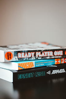 vicino, foto, parecchi, libri, libri assortiti, libro, pila, pronto giocatore uno, avvicinamento, dettaglio, sci fi, gamer, gioco, autore, mucchio, carta, letteratura, leggere, disadattato, nerd, testo, sceneggiatura occidentale, comunicazione, in casa, nessuno, girato in studio, illuminato, cartello, giocattolo, numero, lettera maiuscola, rappresentazione, natura morta, sicurezza, concentrarsi sulle conoscenze acquisite, messa a fuoco selettiva, singola parola, segnale di pericolo, Messaggio, 4K, CC0, dominio pubblico, privo di copyright