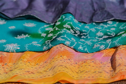 fondo, tela, modelo, textura, textil, paño, rosado, naranja, material, estilo, floral, oriental, azul, verde, púrpura, bordado, de cerca, nadie, fotograma completo, Arte y artesanía, adentro, antecedentes, creatividad, multi color, enfoque selectivo, agua, pintar, cultura de las artes y entretenimiento, día, industria, color verde, patrón floral, 2K, CC0, dominio público, libre de derechos