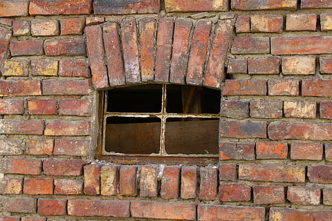 vindu, murstein, gammel, hjem, arkitektur, slå opp, bortfalt, gammelt hus, vegg, murvegg, bygget struktur, ingen folk, veggbyggingsfunksjon, dag, bygge eksteriør, mønster, form, utendørs, bygning, strukturert, hull, full ramme, geometrisk form, bakgrunn, 2K, CC0, offentlig domene, opphavsrett gratis