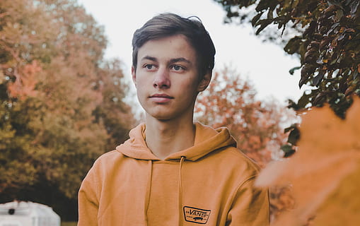 Mann, tragen, Gelb, Pullover Hoodie, Porträt, eine Person, junger Erwachsener, Stehen, Vorderansicht, Kamera betrachten, Baum, Kopfschuss, Tag, Kleidung, Fokus auf den Vordergrund, junge Frau, Vertrauen, echte Menschen, Legere Kleidung, Pflanze, Natur, Freizeitbeschäftigung, draußen, schöne Frau, Frisur, Teenager, 4K, CC0, gemeinfrei, lizenzfrei