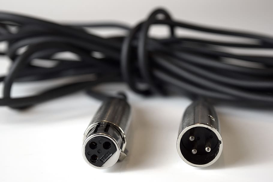 focalitzar la fotografia, negre, cable d’instrument, cable, cable de micròfon, xlr, endolls, connexió, connector, a l'interior, tir de l'estudi, cap gent, primer pla, color negre, grup d'objectes, enfocament selectiu, centrar-se en primer pla, tecnologia, natura morta, metall, comunicació, equipament, generació de combustible i energia, grup, electricitat, fons blanc, sol objecte, cuir, Font d'alimentació, 5K