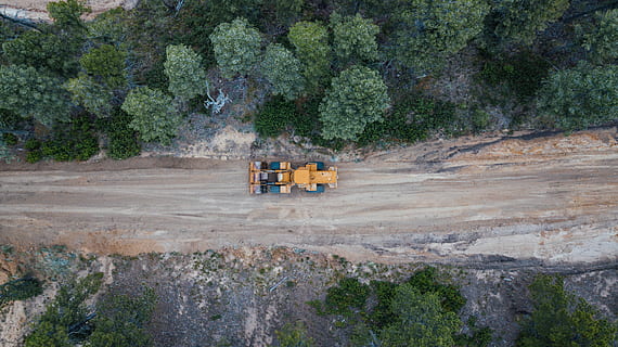 geel, zwart, zwaar, uitrusting, naast, weg, bomen, boom, bouw, machine, dar, luchtfoto, pad, fabriek, vervoer, industrie, dag, wijze van transport, natuur, groei, bouwindustrie, landvoertuig, bouwplaats, mannen, ontwikkeling, bulldozer, buitenshuis, land-, aardeverhuizer, bouwmachines, machinerie, 2K, CC0, publiek domein, royaltyvrij