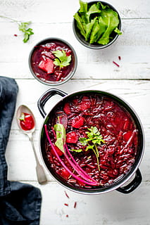 pot, sarkans, mērces pārtika, sautē pot, dzīvoklis, bietes, trauki, pārtikas prezentācija, ēšana, ēst, svaiga pārtika, mājās, ēdiena gatavošana, zupa, krāsa, karote, salāti, krāsains, melns un balts, pārtikas stils, svaigumu, veselīga ēšana, bļoda, ēdiens, pārtika un dzērieni, labklājību, dārzeņi, telpās, augsts leņķa skats, augļi, tieši iepriekš, parastās bietes, tabula, Klusā daba, gatavs ēst, viens cilvēks, garšaugu, virtuves piederumi, veģetāriešu ēdiens, 5K, CC0, publiskais domēns, bez atlīdzības