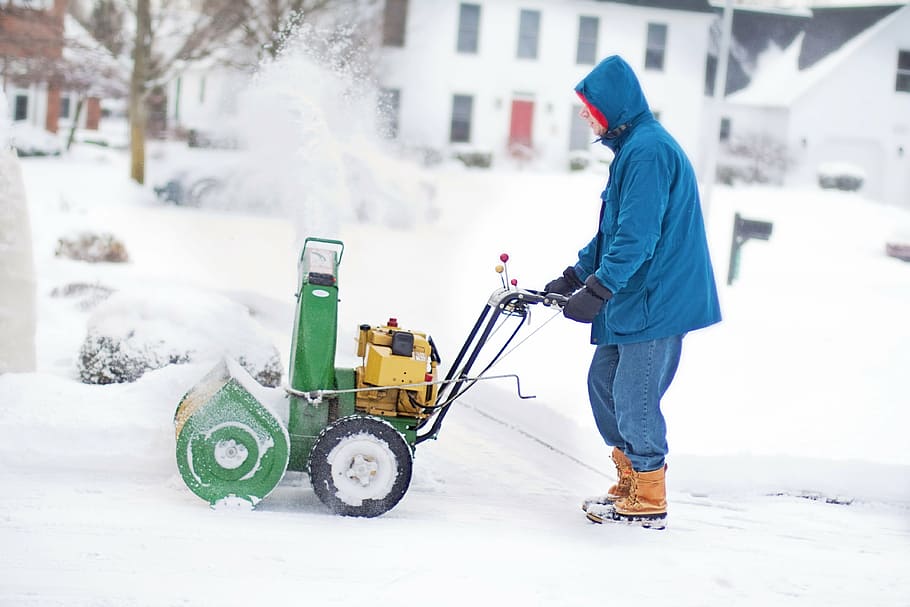 uomo, indossare, blu, giacca con cappuccio, detenzione, verde, spazzaneve, lavoro, inverno, la neve, freddo, freddo - temperatura, all'aperto, persone, bufera di neve, una persona, nevicando, temperatura fredda, mezzi di trasporto, modo di trasporto, uomini, architettura, veicolo terrestre, vestiti caldi, città, maschi, auto, natura, giorno, cappello, lunghezza intera, veicolo a motore, adulto, 4K