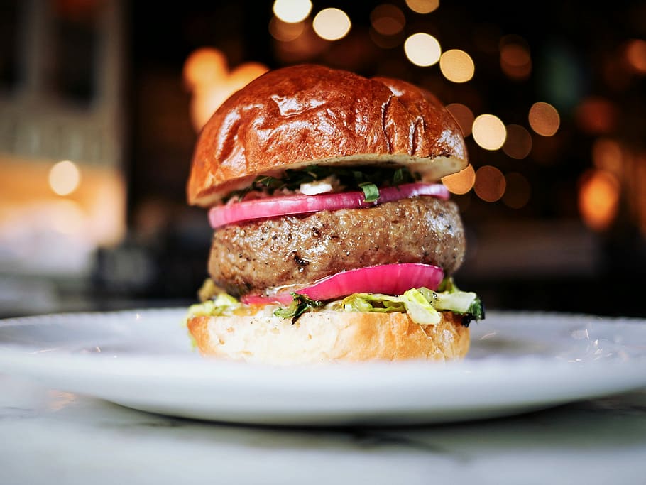 poc profund, focus, hamburguesa, patty, vegetals, ceba, enfocament poc profund, menjar, carn, vedella, cheeseburger, enciam, formatge, bun, menjar ràpid, enfocament selectiu, gourmet, cap gent, tomàquet, pa, menjar i beguda, dinar, entrepà, a la graella, treureu menjar, centrar-se en primer pla, menjar poc saludable, primer pla, llest per menjar, imatge en color, frescor, placa, taula, menjar de pub, berenar, 4K