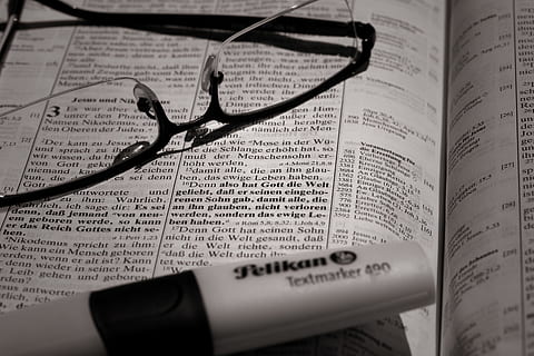 briller på bog, bibel, lære, undersøgelse, briller, vers, Kristendom, offentliggørelse, Bestil, ingen mennesker, tekst, papir, tæt på, vestlige script, uddannelse, meddelelse, selektiv fokusering, indendørs, stilleben, åben, gennemsigtig, sundhedspleje og medicin, glas - materiale, fuld ramme, 4K, CC0, offentligt domæne, royaltyfrie