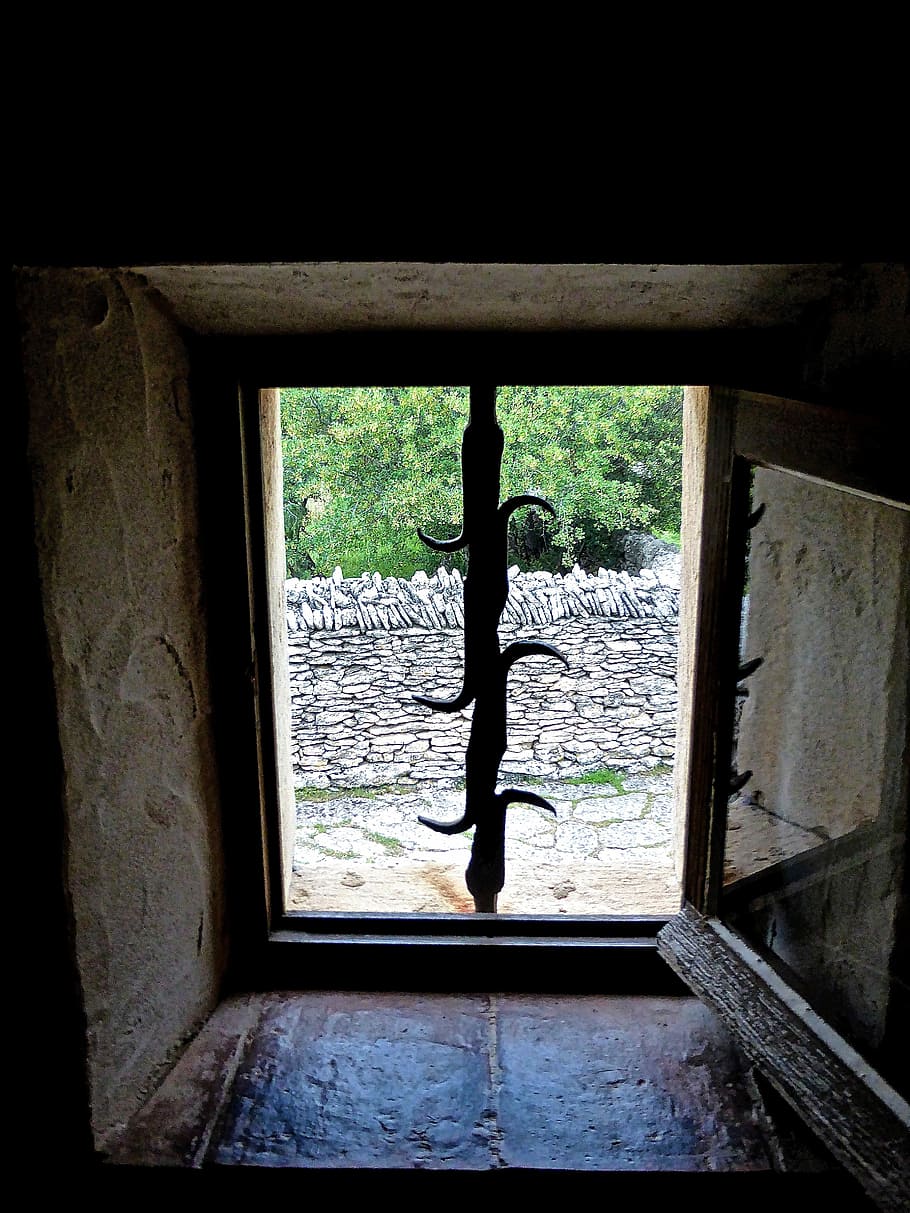 Fenster, Aussicht, Rahmen, Metall, Sicherheit, Fensteransicht, Platz, Fokus, drinnen, keine Leute, Tag, die Architektur, Nahansicht, Baum, gebaute Struktur, Glas - Material, verlassen, obsolet, Pflanze, alt, Natur, transparent, öffnen, Gebäude, Holz - Material, Haus, heruntergewirtschaftet, 4K