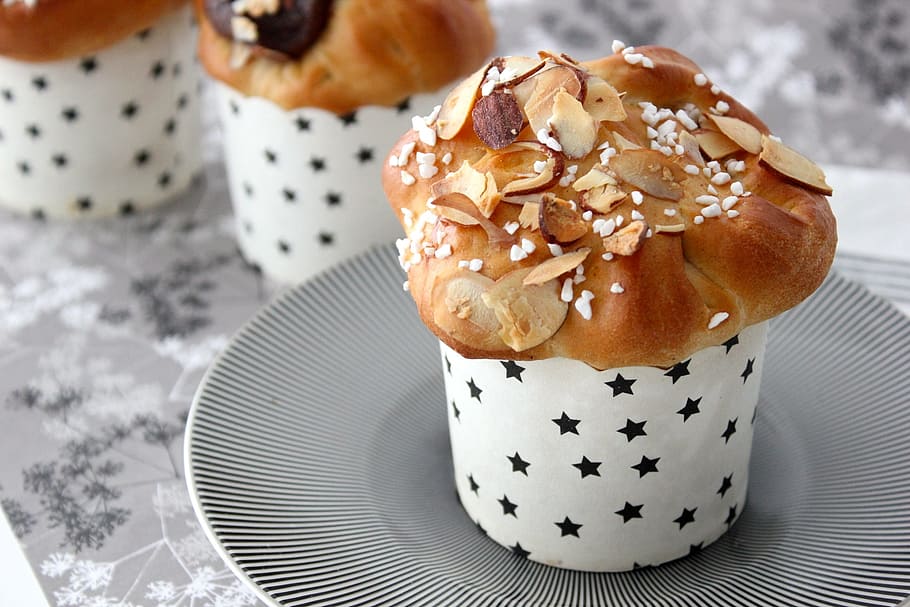 leivonnaiset muki, pulla, muffinit, erä, pullat, ruoka ja juoma, ruoka, makea, makea ruoka, keskittyä etualalle, paistettu, tuoreus, valmis syömään, jälkiruoka, sisällä, epäterveellinen syöminen, lähikuva, seesami, pöytä, hemmottelu, siemen, korkea kulma, asetelma, houkutus, donitsi, välipala, ei ihmisiä, aamiainen, 2K