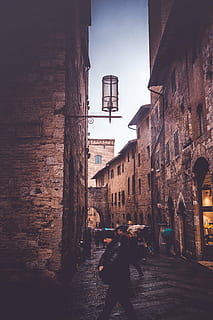 lidé, chůze, hnědý, chodník, architektura, budova, infrastruktura, struktura, zřízení, byt, Okna, déšť, deštník, obchod, prodejna, exteriér budovy, stavba, město, plná délka, venku, panoráma města, den, dospělý, jedna osoba, skutečných lidí, životního stylu, rezidenční čtvrti, ulice, Příroda, osvětlovací zařízení, volnočasové aktivity, zpětný pohled, stojící, zeď, alej, 4K, CC0, veřejná doména, bez autorských práv