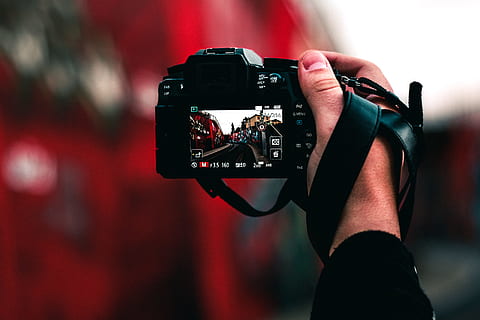 zwart, dslr camera, capturing, weg, selectief, focus fotografie, persoon, bezit, dslr, scherpstellen, straatbeeld, fotografen, wereld-, hand-, camera, band, zoeker, camera - fotografische apparatuur, mannen, mensen, een persoon, fotograaf, filmen, fotografie thema's, uitrusting, fotograferen, cameraman, technologie, rood, fotografische apparatuur, activiteit, menselijke hand, digitale camera, bezetting, focus op de voorgrond, menselijk lichaamsdeel, modern, detailopname, slr camera, digitale reflexcamera met één lens, thuis videocamera, 2K, CC0, publiek domein, royaltyvrij