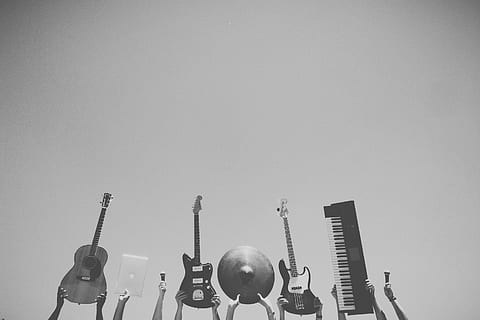 fotografía en escala de grises, instrumento, gente, participación, música, manos, músicos, instrumentos, guitarras electricas, guitarra acustica, platillos, teclado, micrófono, macbook, ordenador portátil, manzana, audio, nadie, Fondo blanco, día, al aire libre, copia espacio, foto de estudio, adentro, metal, naturaleza muerta, instrumento musical, gris, fondo gris, variación, tecnología, elección, solo objeto, lado a lado, sencillez, cultura de las artes y entretenimiento, gran grupo de objetos, 2K