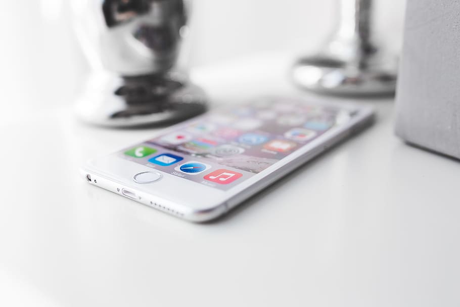 Apple iPhone 6, més, blanc, escriptori, poma, primer pla, dispositiu, digital, casa, iphone, iphone 6, iphone 6 plus, mòbil, telèfon mòbil, pantalla, tocar la pantalla, plata, tecnologia, tecnologia sense fils, comunicació, cap gent, connexió, salut i medicina, fons blanc, tir de l'estudi, control remot, elecció, a l'interior, control, televisor, enfocament selectiu, teclat, portabilitat, relaxació, indústria, comoditat, equipament elèctric, 5K