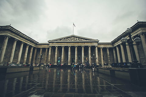 persone, a piedi, calcestruzzo, costruzione, architettura, infrastruttura, bandiera, Museo, viaggio, turista, colonna architettonica, governo, nuvola - cielo, cielo, esterno dell'edificio, politica, destinazioni di viaggio, struttura costruita, all'aperto, turismo, città, gruppo di persone, storia, il passato, natura, facciata, persone accessorie, giorno, colonnato, 5K, CC0, dominio pubblico, privo di copyright