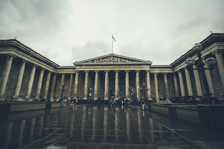 persone, a piedi, calcestruzzo, costruzione, architettura, infrastruttura, bandiera, Museo, viaggio, turista, colonna architettonica, governo, nuvola - cielo, cielo, esterno dell'edificio, politica, destinazioni di viaggio, struttura costruita, all'aperto, turismo, città, gruppo di persone, storia, il passato, natura, facciata, persone accessorie, giorno, colonnato, 5K