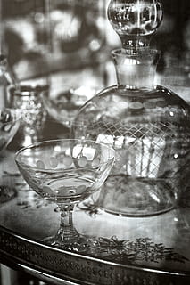 cristalleria, stoviglie e stoviglie, riflessione, astutamente, artistico, surreale, arte, creativo, vetro - materiale, trasparente, in casa, avvicinamento, nessuno, contenitore, bicchiere, natura morta, messa a fuoco selettiva, concentrarsi sulle conoscenze acquisite, tavolo, attrezzature domestiche, cibo e bevande, vuoto, bicchiere di vino, grande gruppo di oggetti, abbondanza, 5K, CC0, dominio pubblico, privo di copyright