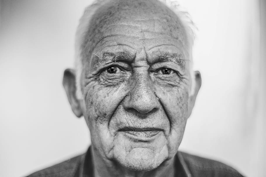 uomo, indossare, collared, superiore, fotografia in scala di grigi, vecchio, viso, anziano, vecchio uomo, ritratto, ruga, bianco e nero, persona, nonno, bianca, occhio, colpo alla testa, adulto senior, guardando la fotocamera, adulto, una persona, parte del corpo, uomini anziani, rugoso, parte del corpo umano, volto umano, vista frontale, avvicinamento, sorridente, uomini, capelli grigi, capelli bianchi, 2K