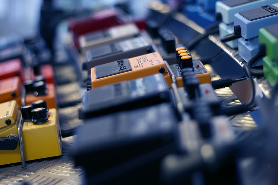 pedals, selectiu, foto del focus, lot d’unitat d’efecte de guitarra, electrònica, controls, commutadors, cap, pedal, enfocament selectiu, en fila, a l'interior, contenidor, venda al detall, menjar i beguda, tecnologia, ampolla, negocis, primer pla, beure, refresc, indústria, cap gent, elecció, botiga, etiqueta, defocated, ordre, 4K