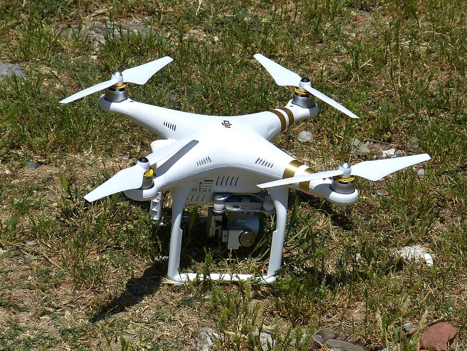 fantasma dji 3, avió no tripulat, volar, rotors, model, hèlix, drone, volar, quadcopter, espia, treure, màquina voladora, model d’helicòpter, helicòpter, pales del rotor, monitorització, tecnologia, videografia aèria, vehicle aeri, militar, volant, avió, sol objecte, dia, cap gent, terra, herba, manera de transport, naturalesa, camp, transport, vista d’angle alt, planta, Color blanc, a l'aire lliure, càmera - equip fotogràfic, futurista, llum solar, temes de fotografia, indústria aeroespacial, 4K