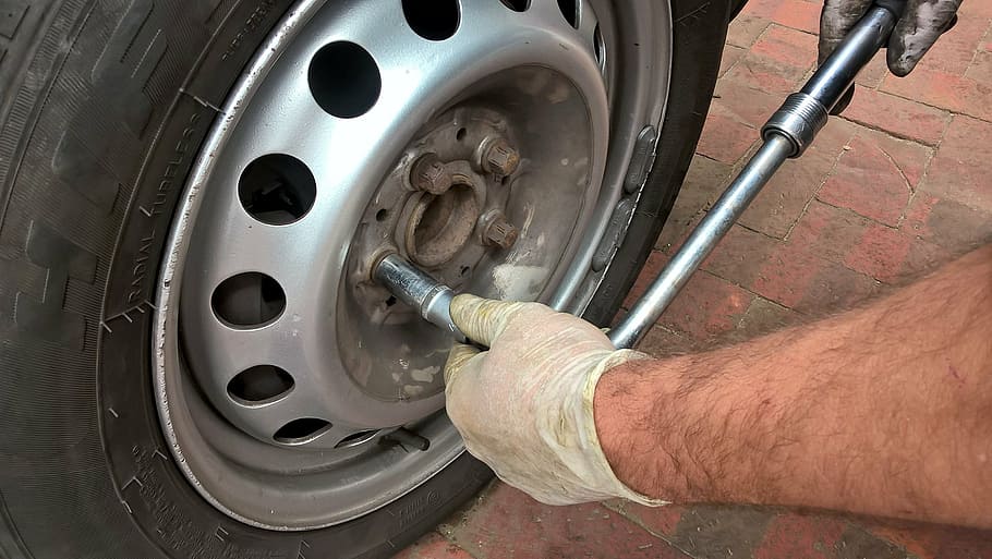 gris, 5-lug, roda del vehicle, pneumàtic, roda, desglossament, automàtic, punxada, cargol, mecànica, taller, cotxe, mà, home, donar un cop de mà, canvi de rodes, forjats, interruptor, estar encallat, al seu torn, eliminar, mare, arrossegar, reparació, vehicle terrestre, servei, transport, manera de transport, part del cos humà, neteja, una persona, mà humana, guant de protecció, automòbil, homes, dia, treball, adult, brutícia, brut, metall, primer pla, color plata, extremitat humana, 2K