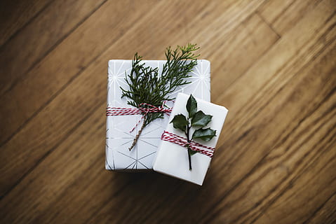 deux, vert, feuilles, blanc, boîtes en carton, feuillu, plante, boîte, parcelle, cadeau, feuillage, chaîne, Noël, bois - matériau, table, à l'intérieur, fleur, personne, plante à fleurs, fête, la nature, fraîcheur, vue grand angle, nature morte, fermer, feuille, bois, directement au-dessus, Nourriture et boisson, aliments, partie de la plante, herbe, bouquet, arrangement de fleurs, grain de bois, 5K, CC0, domaine public, libre de droits