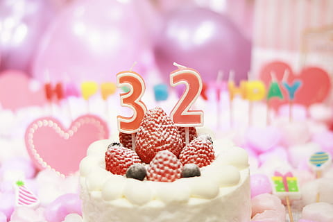 32 pastissos d'aniversari, pastís d'aniversari, postres, pastís, menjar dolç, menjar, celebració, aniversari, cupcake, gel, festa - esdeveniment social, caramels, decoració, gourmet, color rosa, multicolor, cap gent, menjar i beguda, dolç, esdeveniment, al forn, indulgència, esdeveniment de celebració, espelmes d'aniversari, vela, temptació, emoció positiva, pastís de boda, dia de Sant Valentí: vacances, 1080P, CC0, domini públic, lliure de regalies