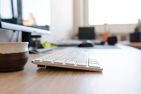 Holz, Tasse, Schreibtisch, Büro, verwischen, Geschäft, Kommunikation, Computer, Elektronik, Möbel, drinnen, Information, Internet, Tastatur, Monitor, Maus, pc, Platz, Zimmer, Tabelle, Technologie, Weiß, hölzern, Arbeitsplatz, Computerausrüstung, Verbindung, Desktop-PC, selektiver Fokus, keine Leute, kabellose Technologie, Computer Tastatur, Tag, Fokus auf den Vordergrund, Wohngebäude, Innenministerium, 5K, CC0, gemeinfrei, lizenzfrei