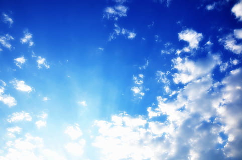 klarer blauer Himmel, Himmel, blauer Himmel, Wolken, Wolken des blauen Himmels, Sonnenlicht, Wolkengebilde, Traumlandschaft, Sommer-, Atmosphäre, Luft, Blau, Weiß, wolke - himmel, Hintergründe, Schönheit in der Natur, Szenen - Natur, Natur, Umgebung, keine Leute, weiße Farbe, draußen, Dramatischer Himmel, Tag, launischer Himmel, Ruhe, Wind, hell, Meteorologie, sauber, abstrakte Hintergründe, Struktureffekt, Klima, 2K, CC0, gemeinfrei, lizenzfrei