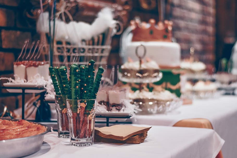 chiaro, bicchieri, grigio, Pan, varietà di dessert, cibo e bevande, concentrarsi sulle conoscenze acquisite, tavolo, nessuno, in casa, cibo, avvicinamento, attività commerciale, messa a fuoco selettiva, freschezza, bicchiere, natura morta, celebrazione, grande gruppo di oggetti, piatto, Natale, ristorante, vacanza, decorazione, ambientazione, vasellame, 5K