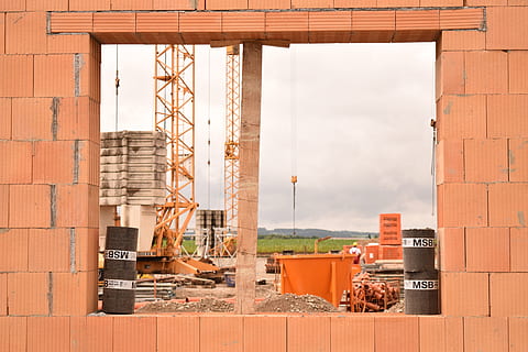 Foto, braun, Beton, Ziegelwand, Seite? ˅, Schale, Fenster, Bauarbeiten, Hausbau, Arbeit, Kunst, neues Gebäude, nicht eingehüllt, Baustelle, Industrie, die Architektur, gebaute Struktur, Bautätigkeit, Gebäudehülle, keine Leute, Tag, Backstein, Wand, Wandbau - Funktion, Gebäude, draußen, Natur, Stadt, Himmel, Verbindung, Sonnenlicht, Baugewerbe, stehlen, 5K, CC0, gemeinfrei, lizenzfrei