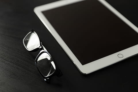 Nouveau, 9,7 ″ ipad, pro, tablette, lunettes pour lire, noir, ipad pro, La technologie, affaires, la communication, ordinateur, designer, éducation, la finance, apprentissage, commercialisation, argent, Bureau, professionnel, étude, travail, écran tactile, tablette numérique, personne, équipement, couleur noire, Technologie sans fil, moderne, table, mobilité, la musique, fermer, à l'intérieur, lien, téléphone intelligent, dispositif d'information portable, téléphone portable, nature morte, deux objets, prise de vue en studio, écran, écran de l'appareil, vue grand angle, fond noir, 4K, CC0, domaine public, libre de droits