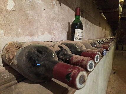 vyno butelis, rūsys, senas, rinkimas, vynas, butelis, alkoholio, vyno gamykla, derliaus, saugojimo, raudona, tamsus, po žeme, vyno gamyba, gerti, vyno rūsys, konteineris, gaivinimas, patalpose, natiurmortas, nėra žmonių, Maistas ir gėrimai, Iš arti, didelė objektų grupė, mediena - medžiaga, eilėje, aukšto kampo vaizdas, stiklas - medžiaga, raudonas vynas, 2K, CC0, Viešasis domenas, nemokamai