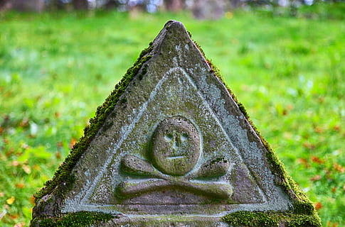 Grabstein, alt, spitz, Stein, Friedhof, alte Grabsteine, Grab, historisch, letzte ruhe, alter Friedhof, Gräberfeld, Ornament, Felszeichnung, alter Grabstein, verlassen, Gottes Morgen, Monument, rohden, religiös, Begräbnisstätte, Fokus auf den Vordergrund, Tag, keine Leute, Nahansicht, Kunst und Handwerk, Skulptur, Geschichte, Traurigkeit, die Vergangenheit, Pflanze, Natur, Kunst, Schnitzen - Handwerksprodukt, stein material, Kreativität, draußen, aufwendig, 5K, CC0, gemeinfrei, lizenzfrei