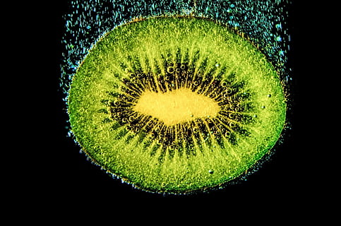 Foto, Kiwi, baggrund, drik, morgenmad, boble, dessert, kost, slankekure, drikke, dråbe, spise, mad, frisk, frugt, grøn, Juice, væske, natur, ernæring, organisk, forfriskning, mousserende, vegetarisk, vitamin, vand, våd, studio skud, grøn farve, indendørs, sort baggrund, tæt på, ingen mennesker, cirkel, form, geometrisk form, mad og drikke, sfære, gul, skåret ud, tværsnit, direkte over, friskhed, enkelt objekt, skønhed i naturen, 1080P, CC0, offentligt domæne, royaltyfrie
