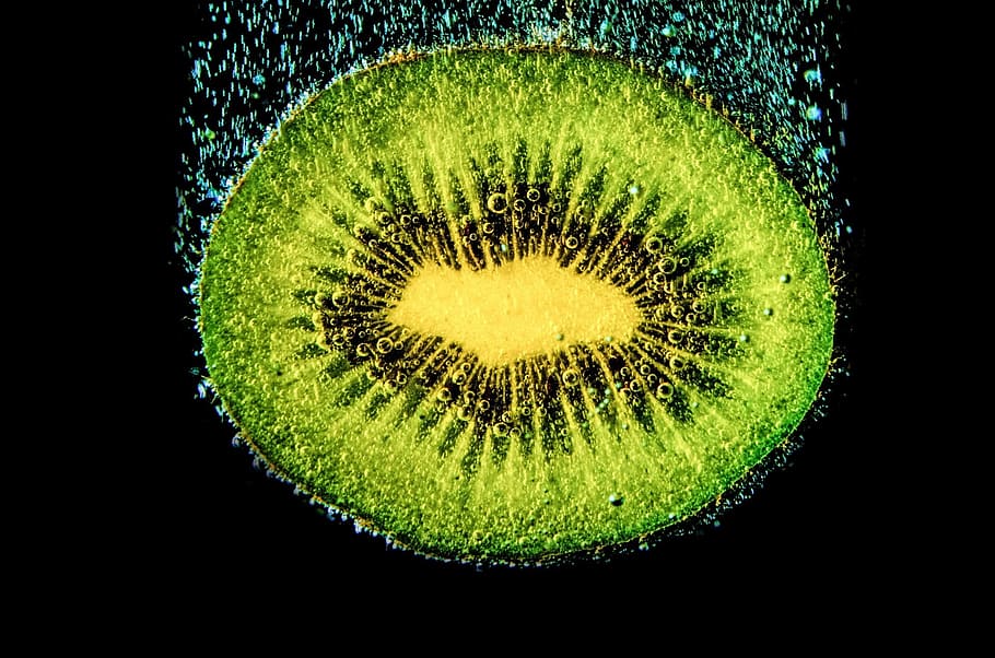 Foto, Kiwi, baggrund, drik, morgenmad, boble, dessert, kost, slankekure, drikke, dråbe, spise, mad, frisk, frugt, grøn, Juice, væske, natur, ernæring, organisk, forfriskning, mousserende, vegetarisk, vitamin, vand, våd, studio skud, grøn farve, indendørs, sort baggrund, tæt på, ingen mennesker, cirkel, form, geometrisk form, mad og drikke, sfære, gul, skåret ud, tværsnit, direkte over, friskhed, enkelt objekt, skønhed i naturen, 1080P