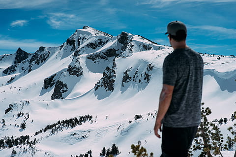 mand, leder, sne bjerg, stående, top, bjerg, sne, foto manipulation, snedækkede bjerge, fyr, han-, udendørs, herrer, en person, natur, mennesker, vinter, kaukasisk etnicitet, voksen, himmel, sport, bjergkæde, landskab, bjergtop, blå, ferier, hanner, kun voksne, kun en mand, scenics - natur, fritidsaktivitet, livsstil, skønhed i naturen, bagfra, rigtige mennesker, kold temperatur, dag, tre kvart længde, ikke-urbane scene, snedækket bjerg, kigger på visning, 5K, CC0, offentligt domæne, royaltyfrie