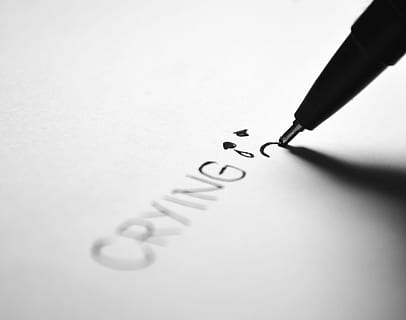 bolígraf, escriure, paper, plorant, text, plorar, trist, cara, icona, símbol, fracàs, perdut, llàgrima, paraula, tir de l'estudi, tinta, negocis, primer pla, a l'interior, comunicació, instrument d’escriptura, gent, mà humana, macro, còpia espai, guió occidental, oficina, color negre, ploma estilogràfica, 2K, CC0, domini públic, lliure de regalies