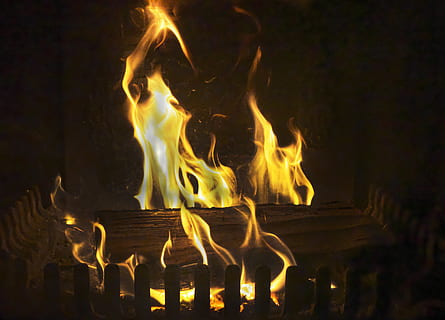 Feuer, Offenes Feuer, Log, Flamme, Holz, Kamin, brennen, Glut, gemütlich, Wald Feuer, Hitze, Brennholz, heiß, Heiss, Holz für den Kamin, Abend, romantisch, Verbrennung, Feuer - natürliches Phänomen, Hitze - Temperatur, Holz - Material, Natur, Nacht-, glühend, keine Leute, Bewegung, orange Farbe, Nahansicht, dunkel, draußen, Bauholz, Inferno, 4K, CC0, gemeinfrei, lizenzfrei